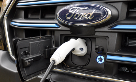 La prise de recharge du Ford E-Transit est dissimulée dans la calandre avant. - Magazine Camper