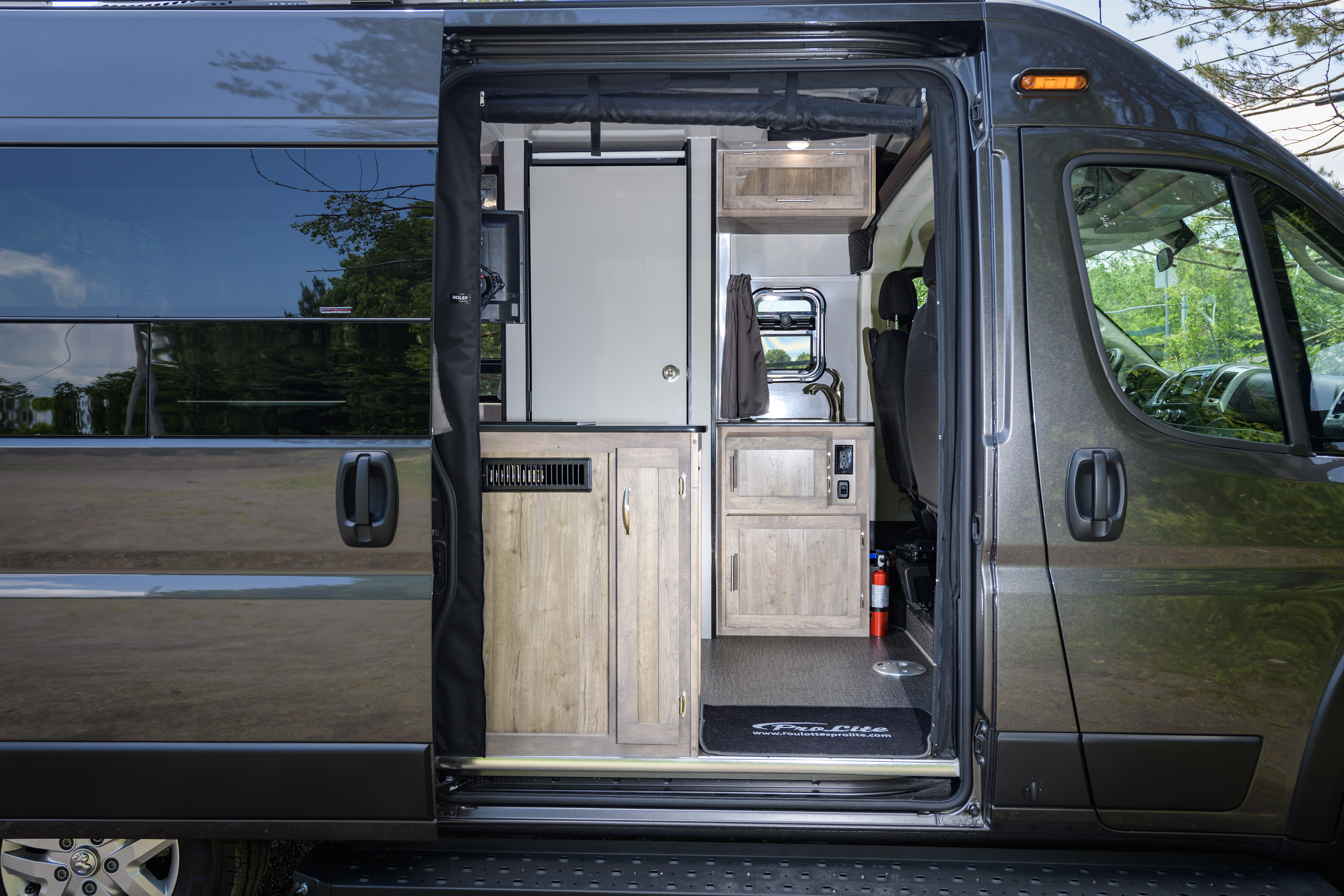 La grande porte coulissante est très facile à actionner. - Magazine Camper