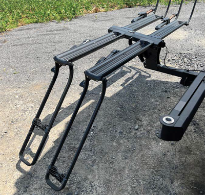Il est possible de ramener chaque support de retenue presque à la hauteur du sol. Cette particularité permet d’ajouter une rampe sur laquelle faire rouler les vélos lourds vers leur rangement. - Magazine Camper