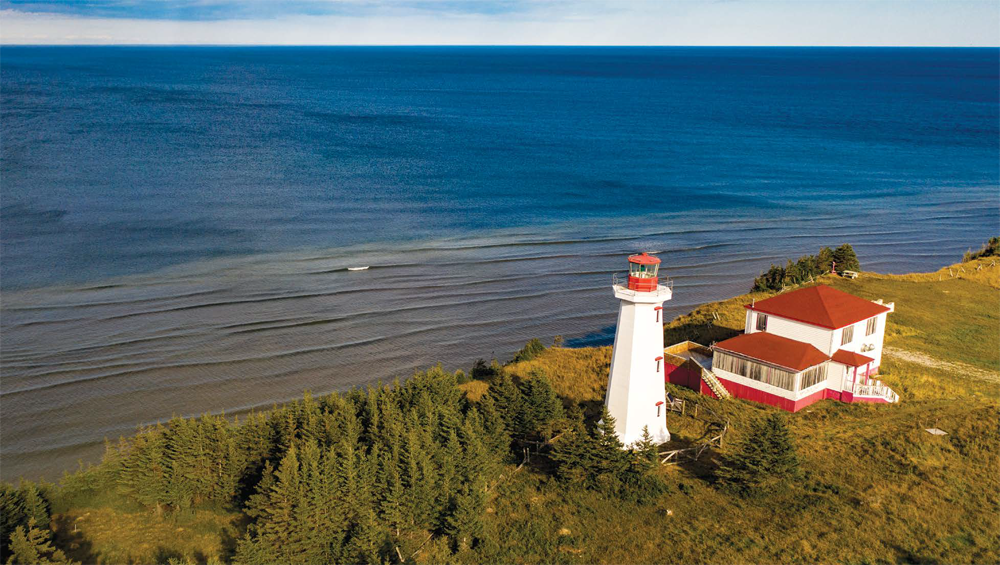 Le phare au Cap-de-Rabast est situé sur la côte nord de l'ile d’Anticosti. - Magazine Camper