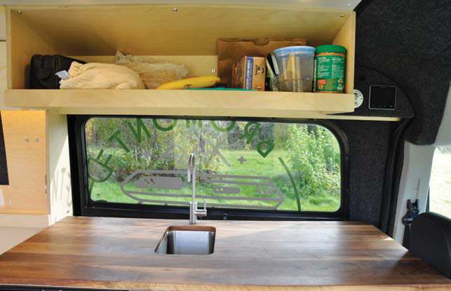 Les concepteurs ont inclus de pratiques espaces de rangement partout où c’était possible de le faire dans l’habitacle. - Magazine Camper