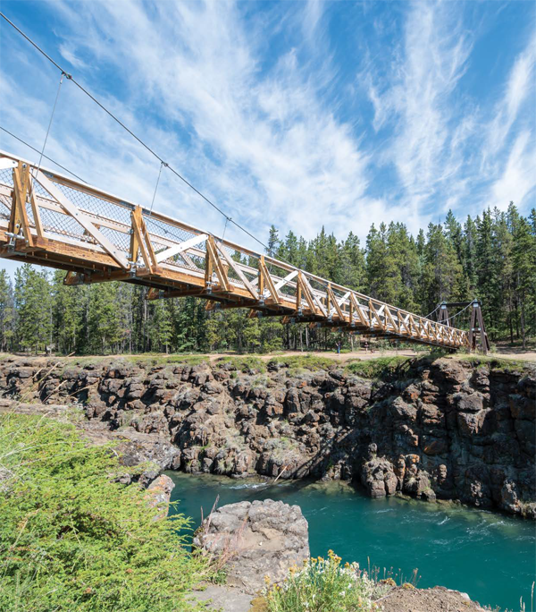 Un attrait aux alentours de Whitehorse : le canyon Miles et son pont suspendu. Courtoisie Gouvernement du Yukon - Magazine Camper