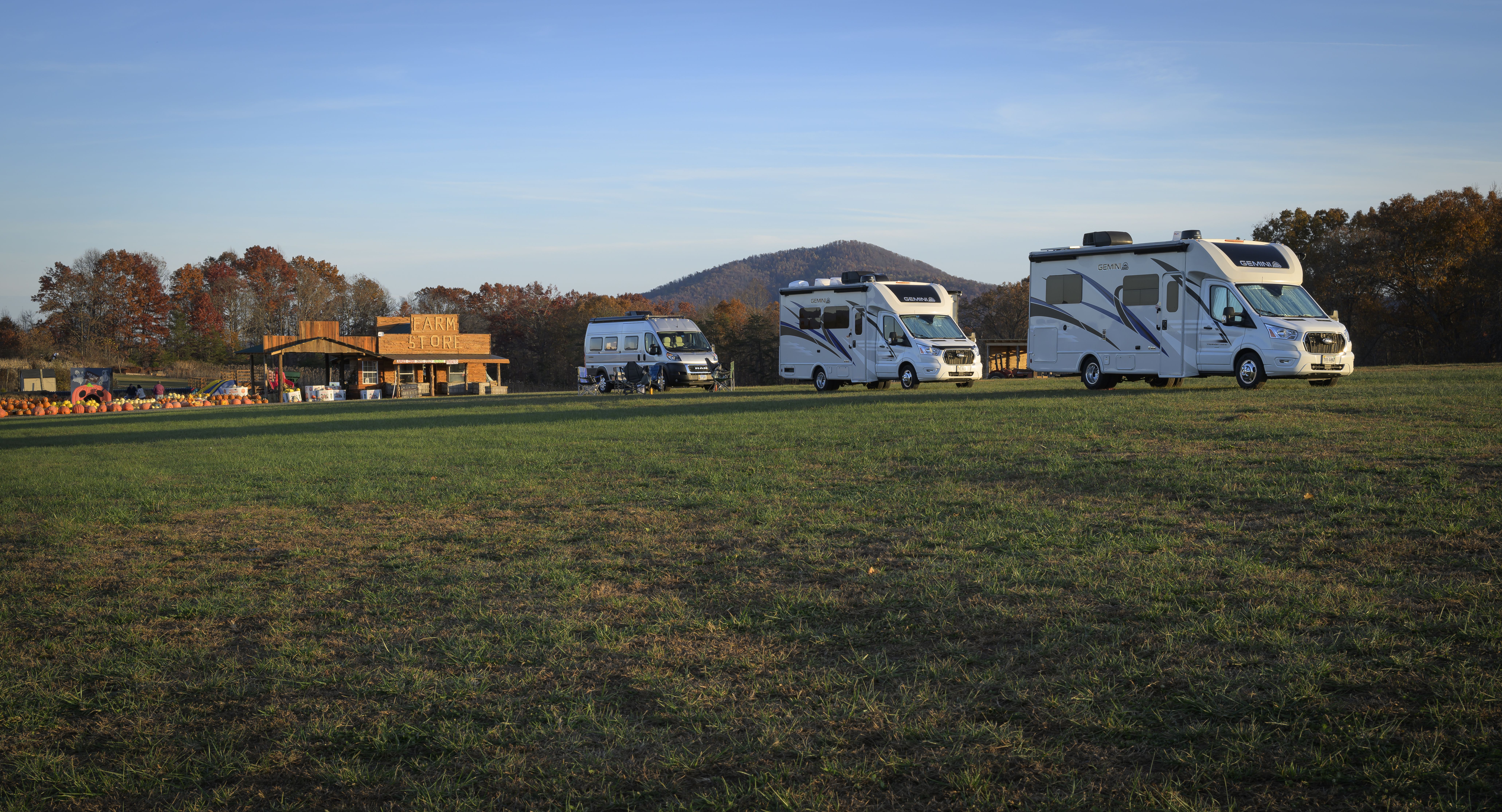 L’espace où passer la nuit peut se trouver dans le stationnement de l’hôte, près de la route ou au beau milieu d’un champ ou d’un verger avec une vue imprenable sur les environs, il n’y a pas de règle fixe à ce sujet. - Magazine Camper