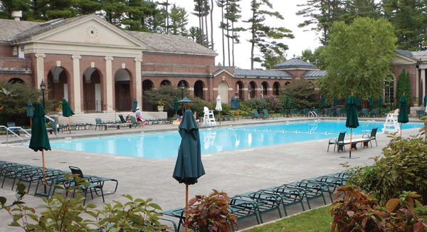 La piscine Victoria propose un environnement fort agréable pour la baignade. - Magazine Camper