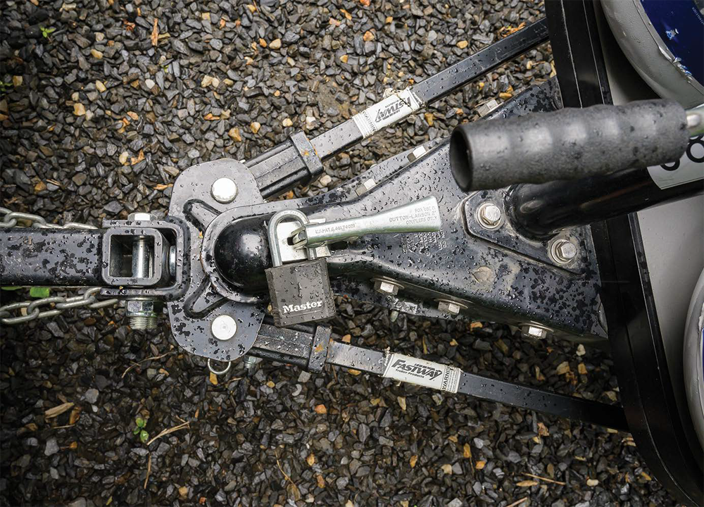 Un simple cadenas sur la main de la caravane est vraiment un minimum. C'est mieux que rien, mais on devrait viser un niveau de sécurité supérieur. - Magazine Camper