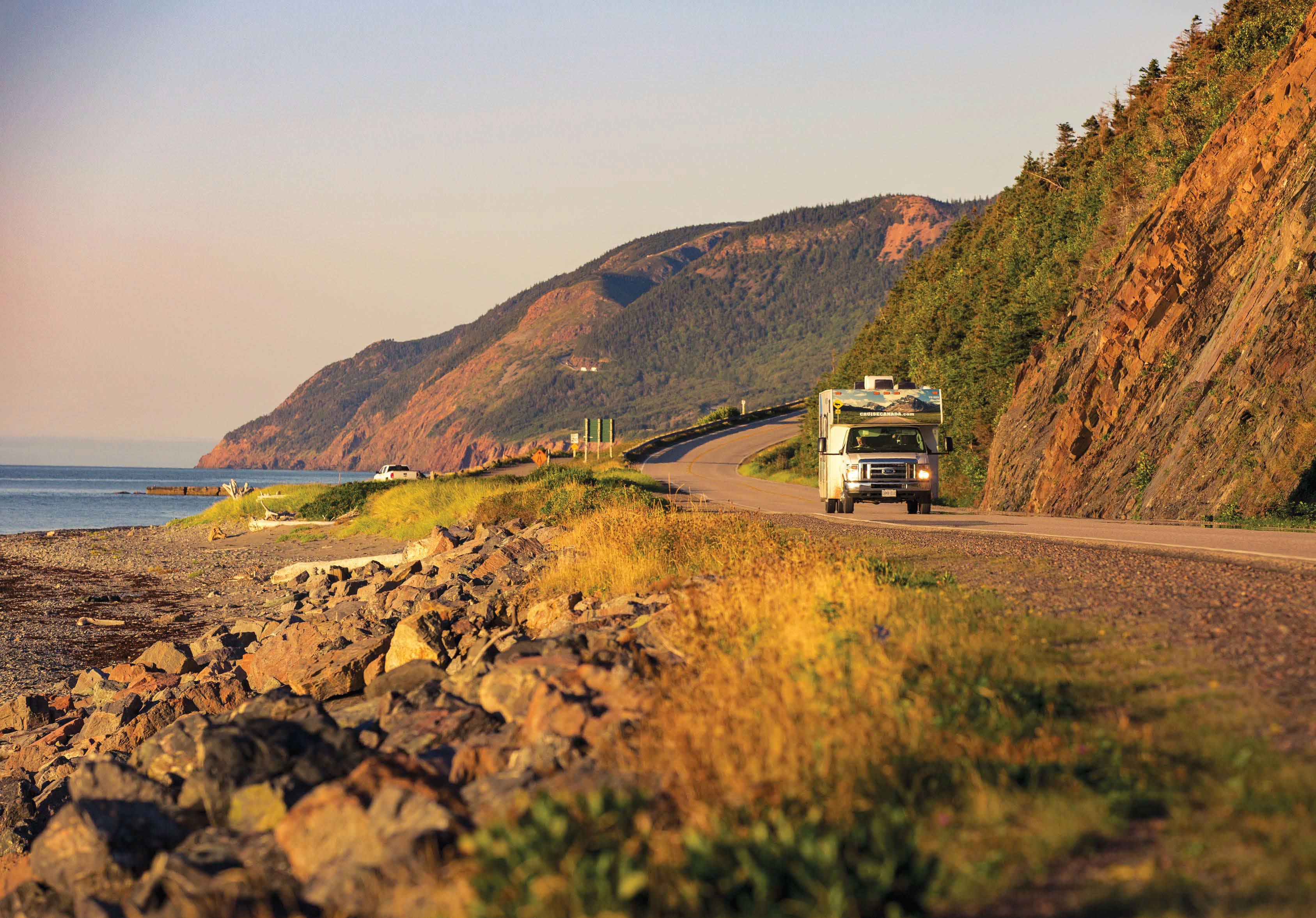 La piste Cabot dans la lumière mordorée du soleil couchant - Magazine Camper