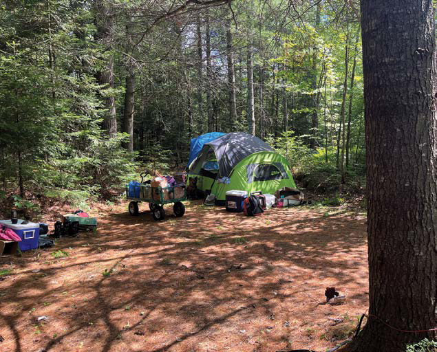 L’espace réservé aux campeurs sous la tente. - Magazine Camper