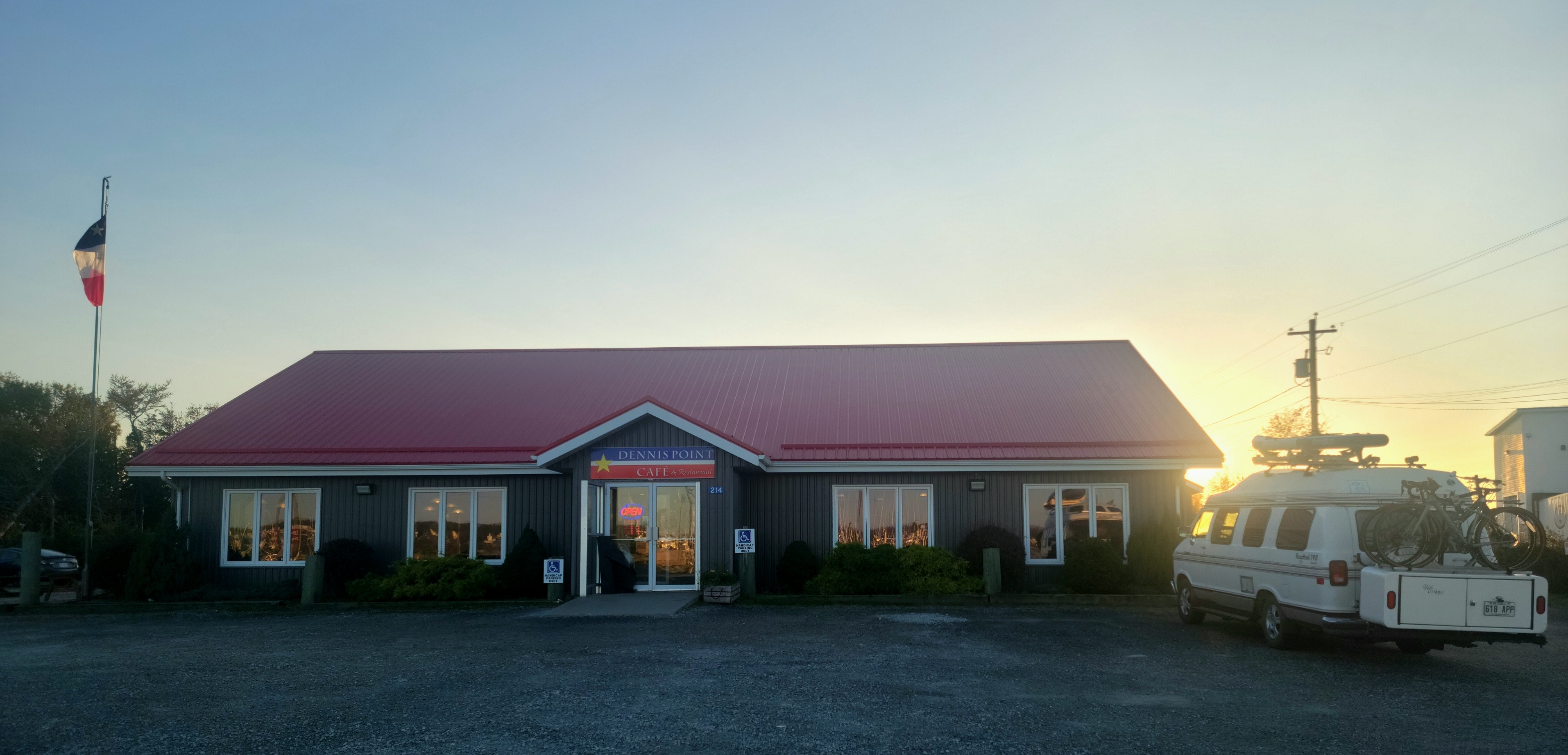 Dennis Point Café affiche les couleurs acadiennes. - Magazine Camper