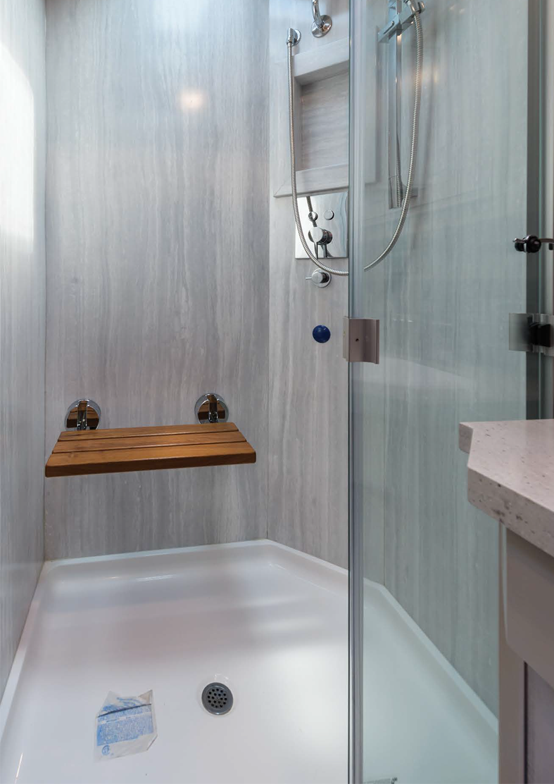 L’accumulation de matières organiques, provenant notamment de la douche, peut être l’une des causes des mauvaises odeurs. - Magazine Camper