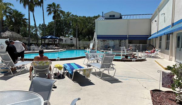 Partageant un air de famille indéniable avec le Sunkissed Village, le Bay Bayou de Tampa offre lui aussi de magnifiques infrastructures invitant à la détente. - Magazine Camper