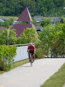 La piste cyclable avec la pyramide en arrière-plan - Magazine Camper