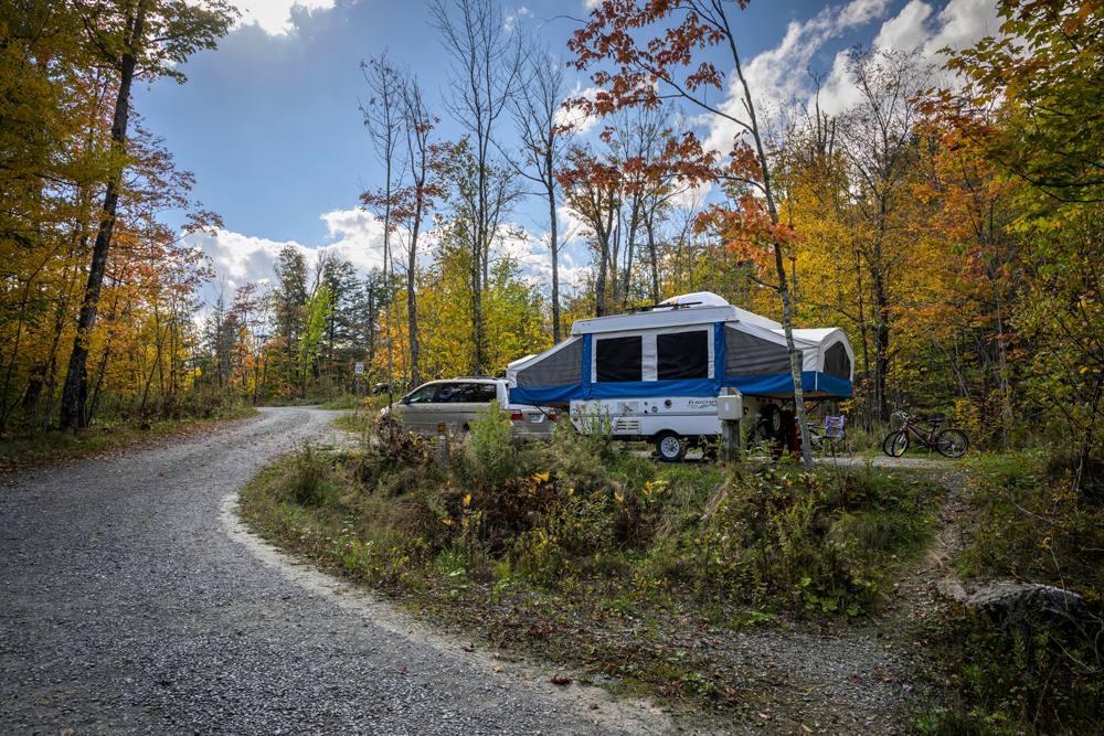 En s'installant, il faut faire attention de ne pas s'accrocher au poteau! - Magazine Camper