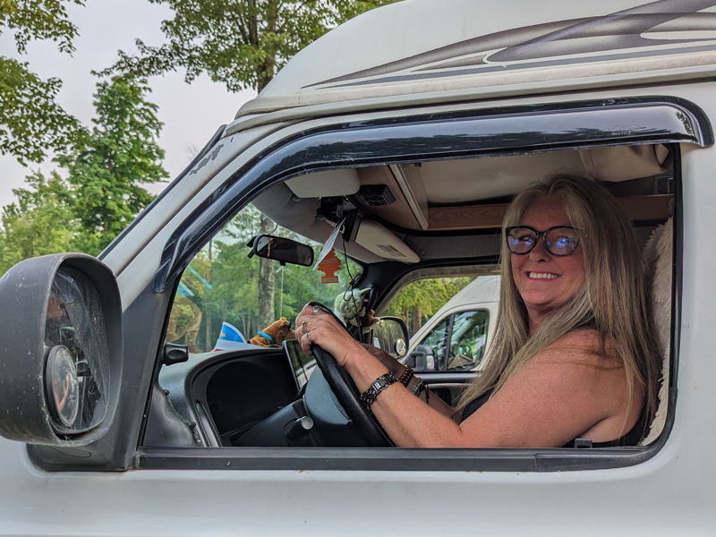 L’autocaravane de classe B est particulièrement prisée des femmes voyageant en VR à cause de son côté pratique et de sa manoeuvrabilité, ainsi que l’atteste Maryse Gaudreault au volant de son véhicule. - Magazine Camper