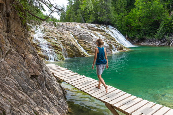 Une jolie chute vous attend au parc municipal de la Rivière Émeraude. Crédit: Tourisme Gaspésie/Mathieu Dupuis - Magazine Camper