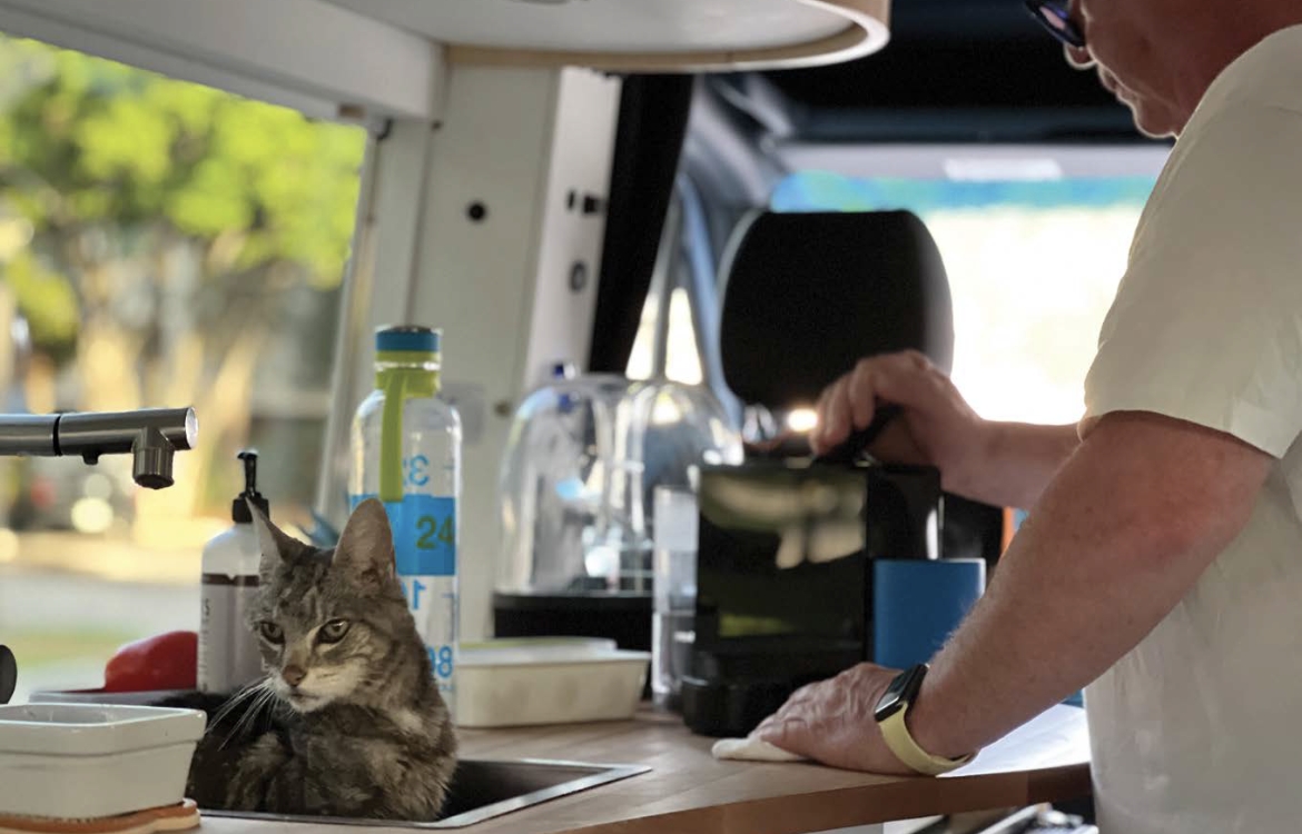 La chatte Lili avait élu domicile avec bonheur dans l’autocaravane. Elle a rendu l’âme au printemps, à l’âge de 18 ans. - Magazine Camper