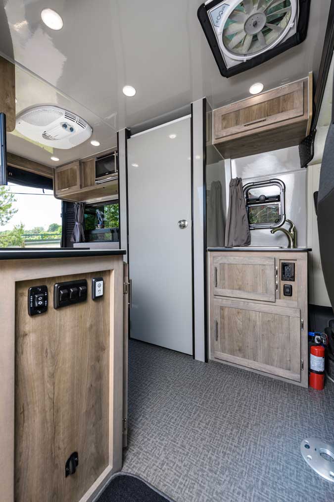 L'habitacle, compact, se veut chaleureux et accueillant - Magazine Camper