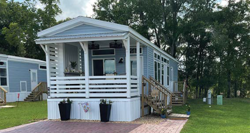 Sur le pourtour du terrain, de coquettes maisonnettes sont offertes en vente ou en location. - Magazine Camper